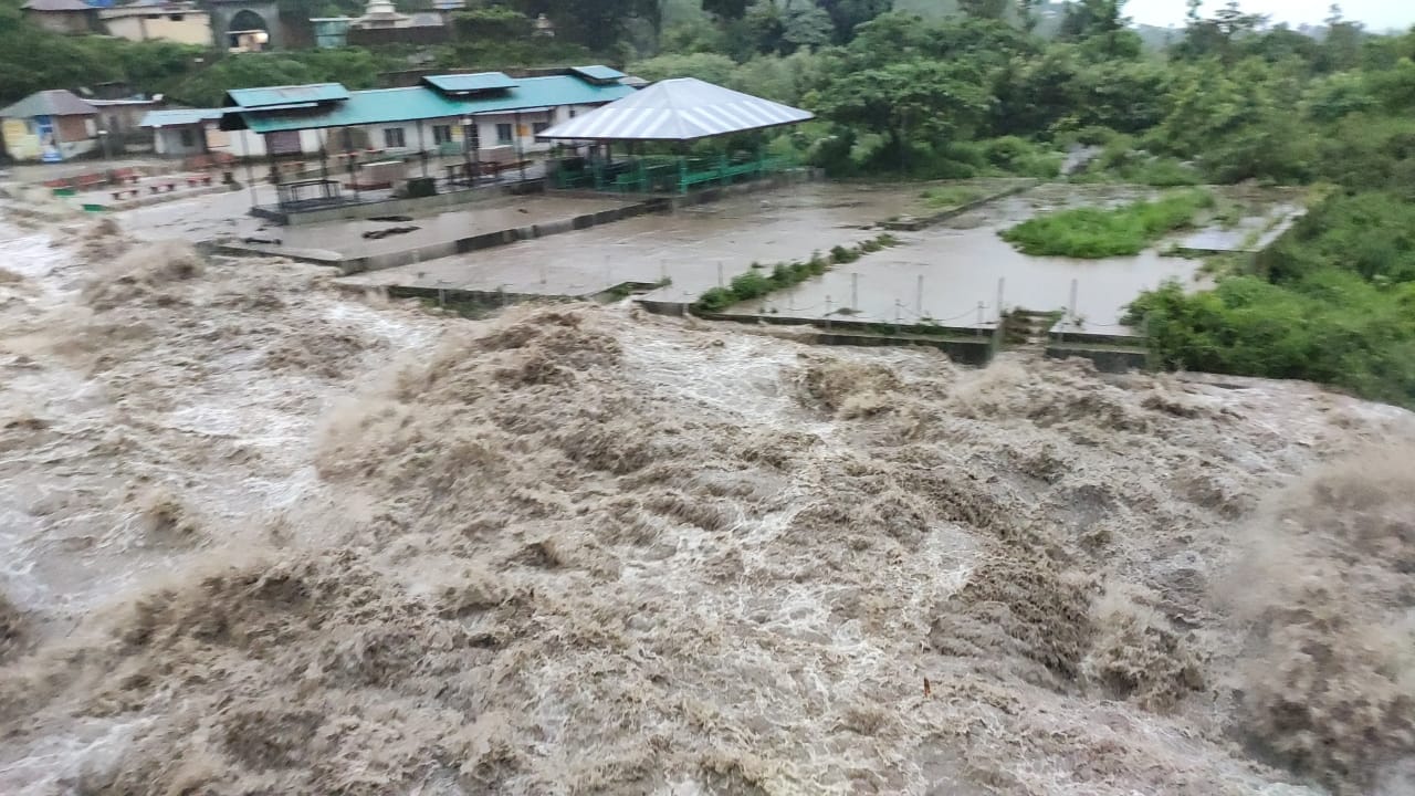 Kangra 118 mm rain, 323 roads closed including NH-3 the newsroom now
